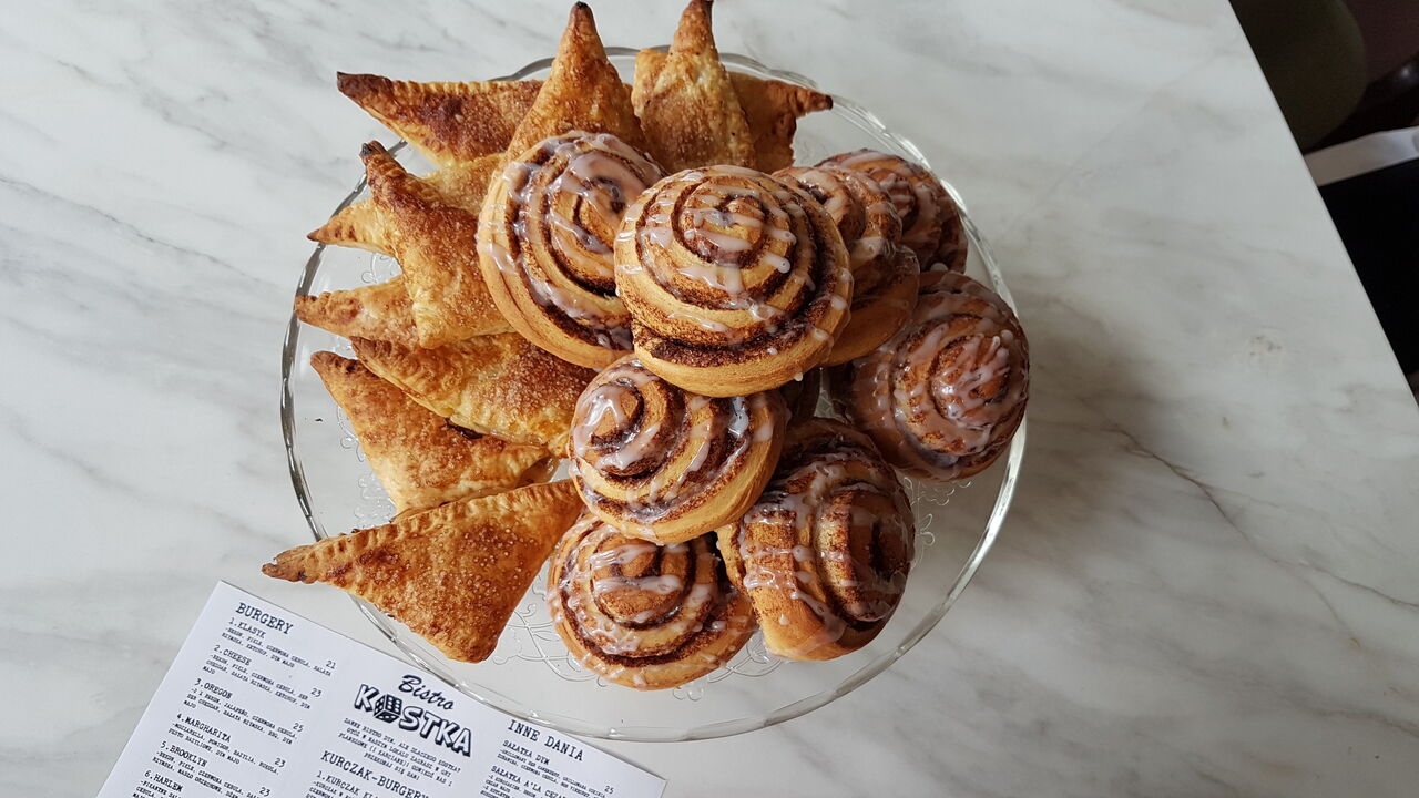 bułeczki cynamonowe i ciastka francuskie z agrestem