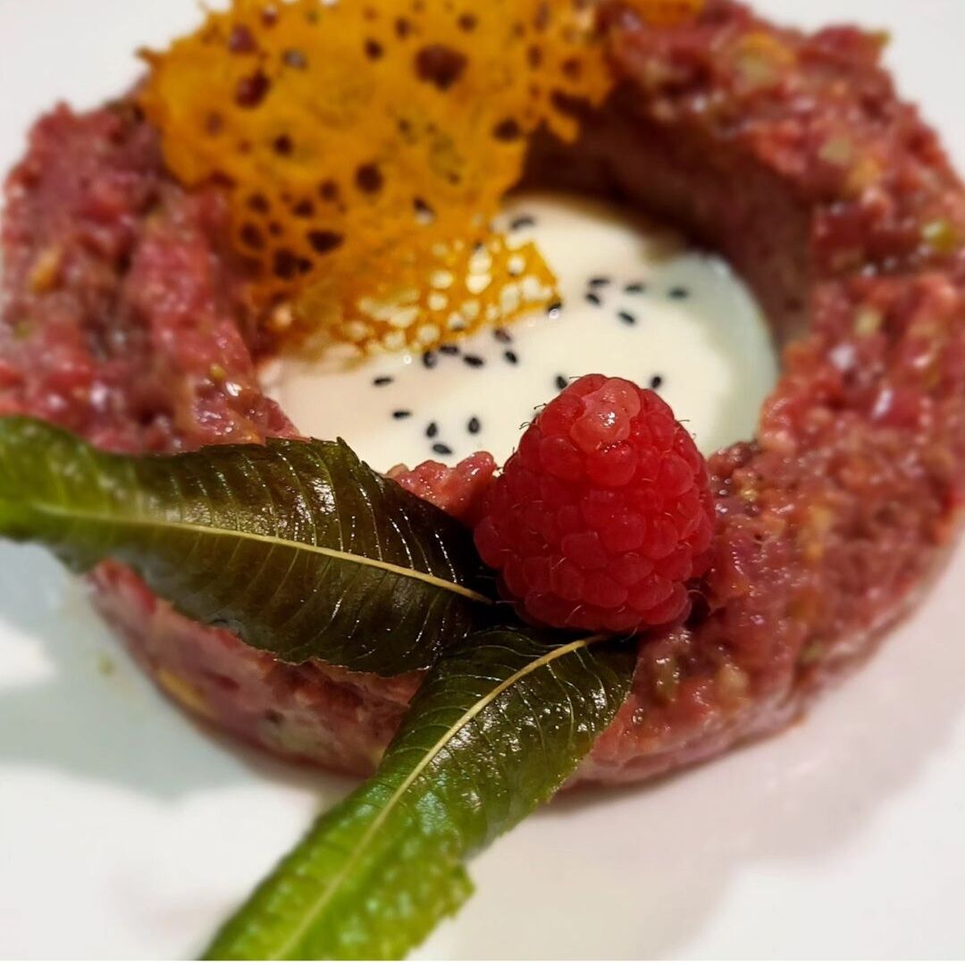 STEAK TARTAR ESPECIADO DE TOMATE Y MERMELADA DE LIMA Y ALCAPARRAS 