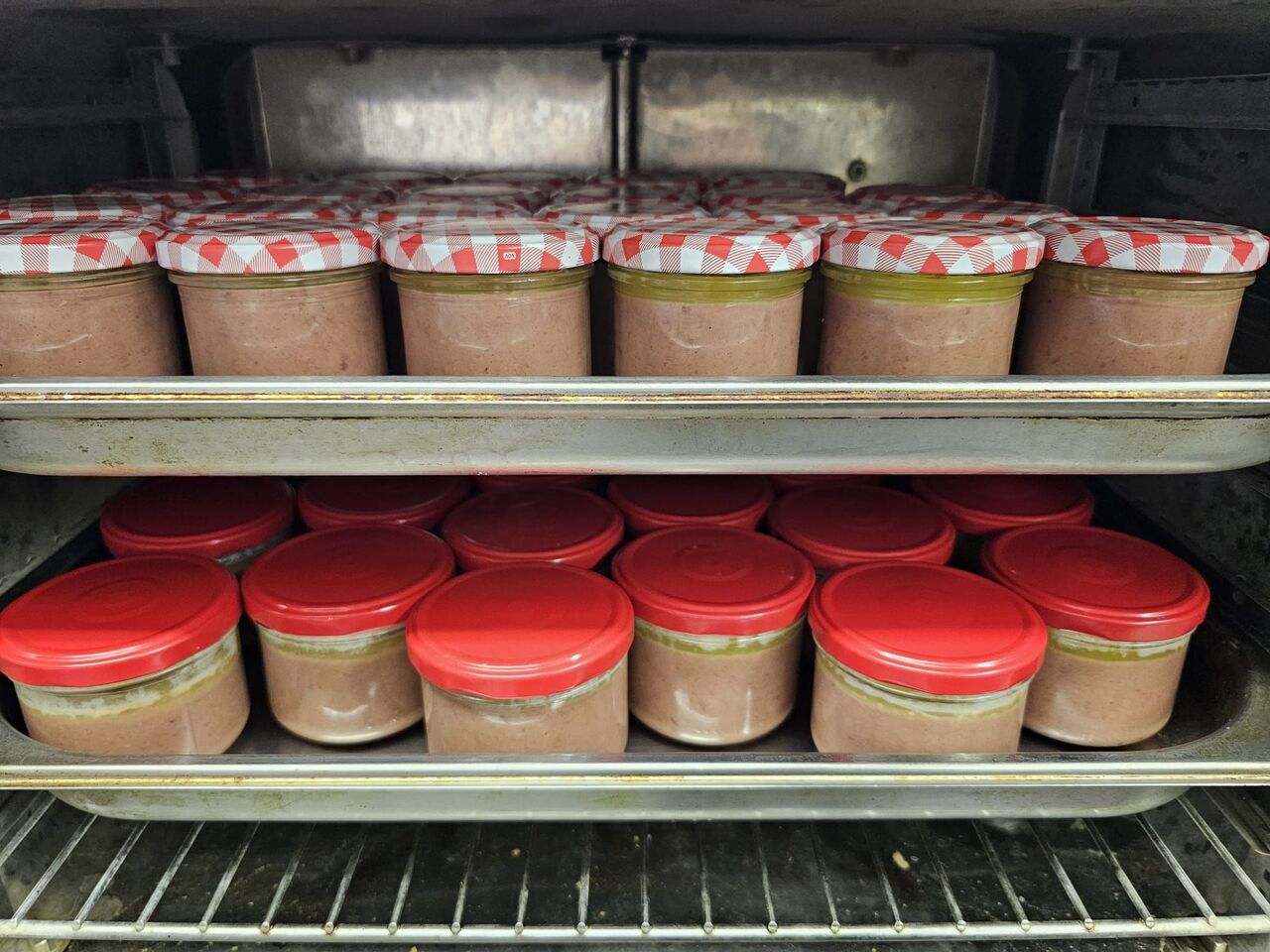 Husí paštičky ve výrobě 