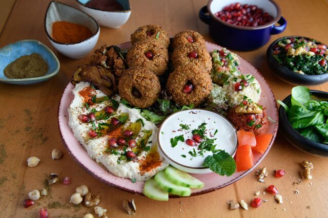 Falafelteller Falafel, Salat mit Hummus, frittiertes Gemüse und Beilagen Mutabbal, Baba Ghanouge...