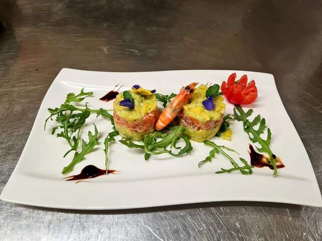 Lachs-Avocado-Tatar mit Garnelen