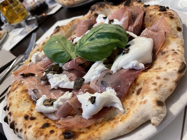 Sale e olio con prosciutto crudo, burrata e tartufo.