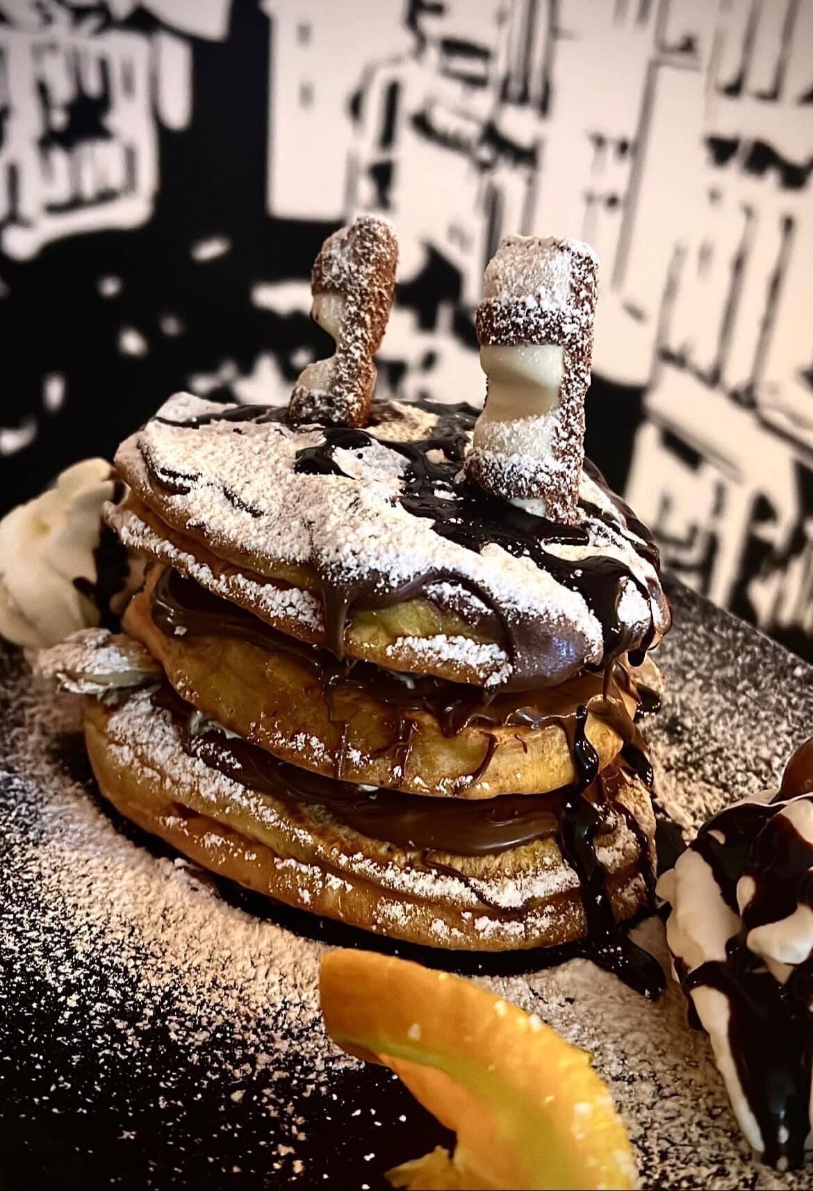 Pancake'y z nutelą i kinder bueno oraz bitą śmietaną.