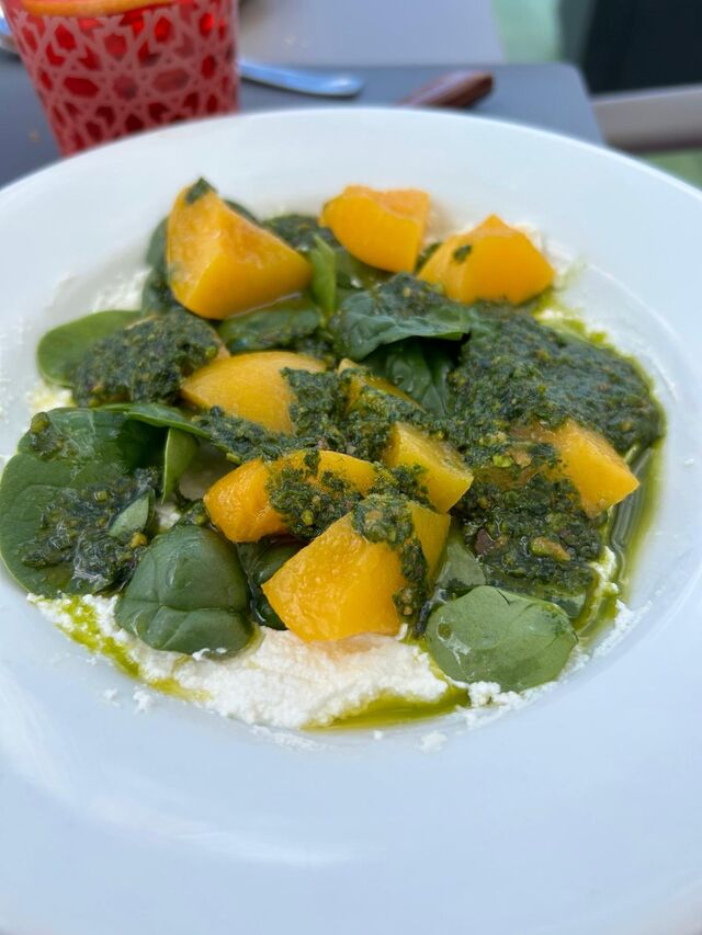 Ensalada de queso ricotta melocoton y pesto