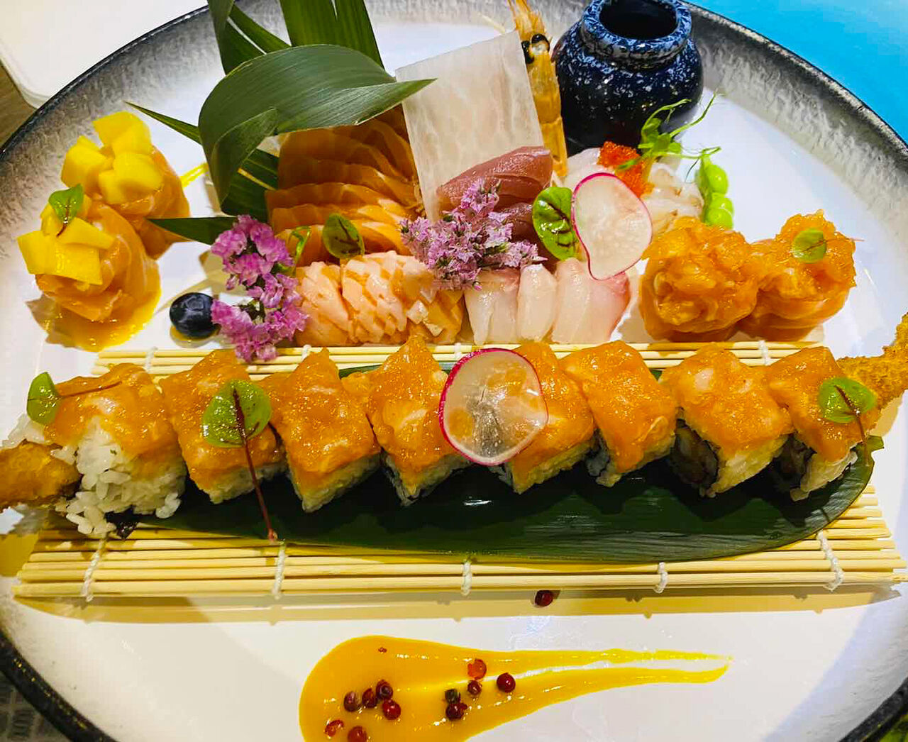 Composizione di sushi misto.