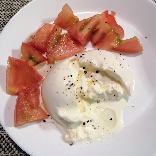 BURRATA élaborée à partir de crème et de mozzarella, très très très onctueuse, à base de lait de bufflonne, la star des stars !!