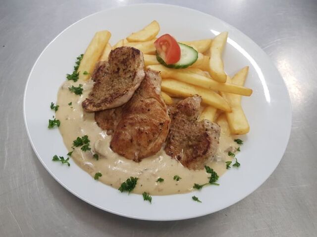 Medailonky z vepřové panenky s houbovou omáčkou, hranolky