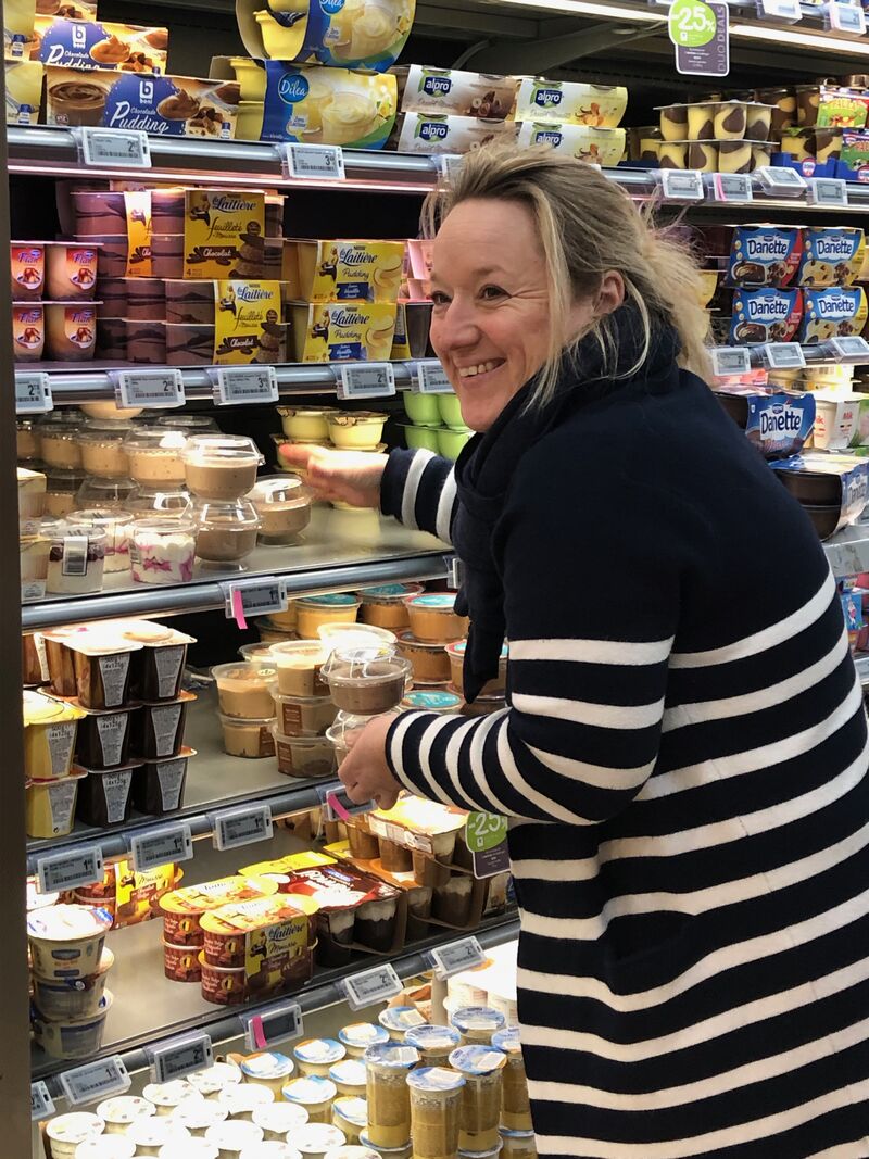 Iedere dag van de week zorgt Anina met de glimlach ervoor dat haar klanten bevoorraad zijn met haar zelfgemaakte desserts.
