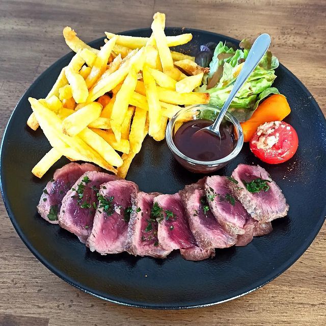 Tataki de filet de boeuf , marinade sauce soja gingembre et coriandre
frites maison