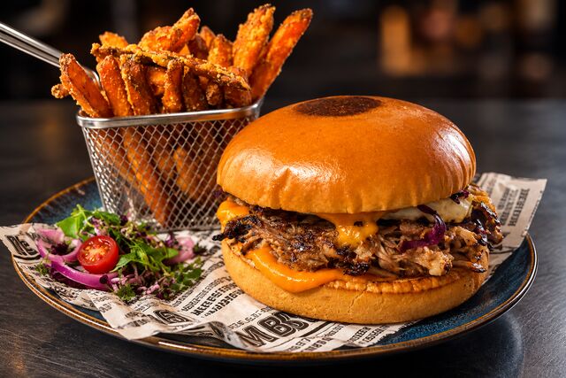 TÉPETT KACSACOMOS BURGER SÜLT ÉDESBURGONYÁVAL /kacsacomb, sütőtökkrém, camembert, párolt lilakáposzta/