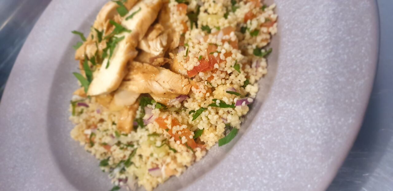 Tabbouleh de couscous con solomillo de pollo. 
