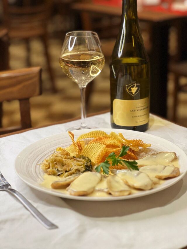 Filet de perche au beurre blanc, pomme gaufrettes et en beurre de choux vert