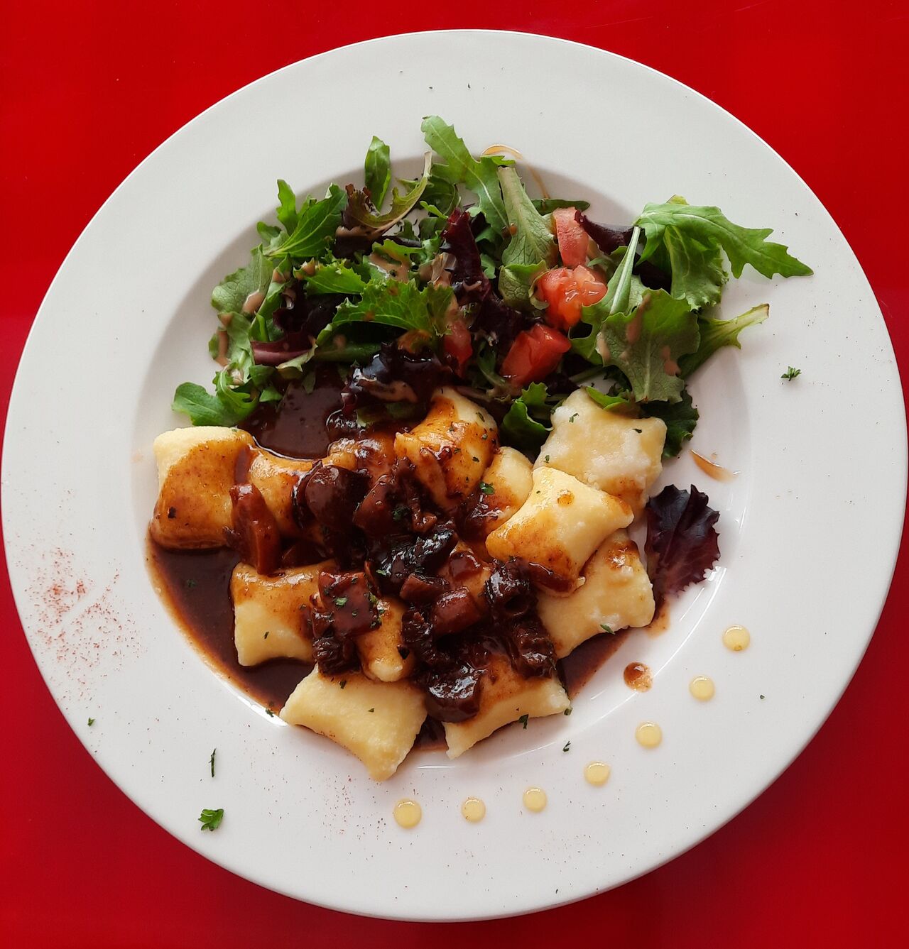 Gnocchis aux truffes sauce aux morilles .