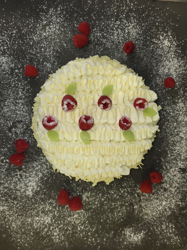 Vaucluse :
Génoise, Chantilly, framboise, craquant fruit rouges
3.80€ La part 