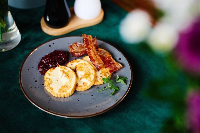 Ser górski na gorąco z chrupiącym boczkiem i domową brusznicą