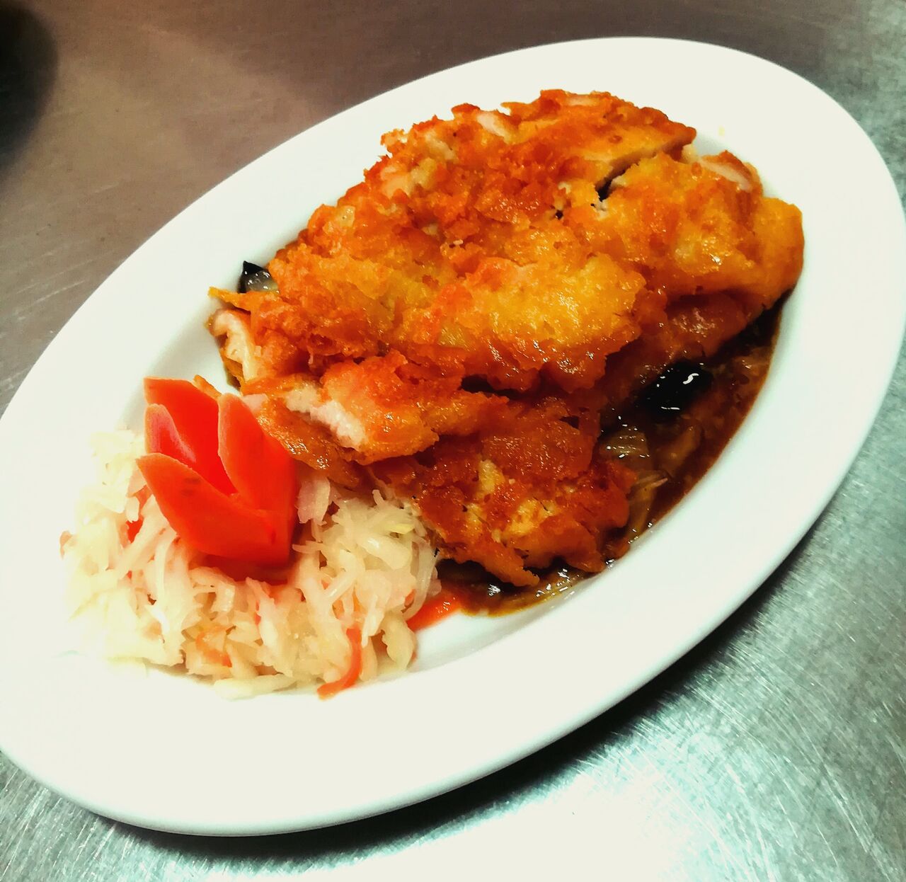 Kurczak Shanghaj z warzywami w wybranym sosie jest zachwalany przez naszych klientow.