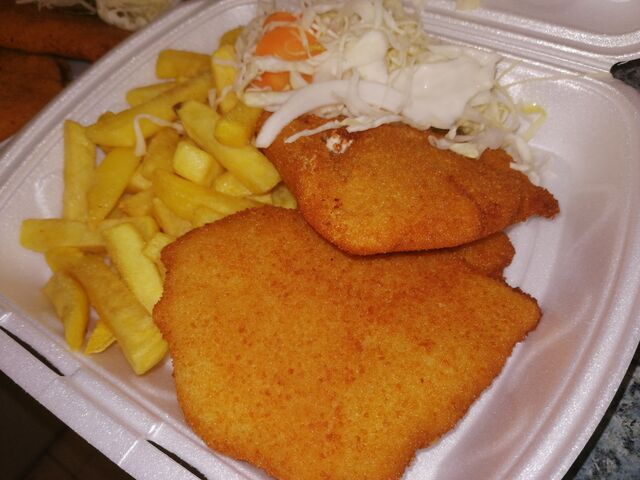 Sertéskaraj rántva,körettel és vitaminsalátával 2490ft