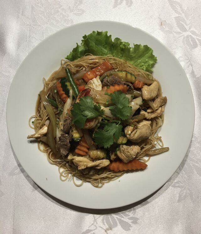 Nouilles sautées viande variées : BOEUF, POULET et CREVETTES avec légumes