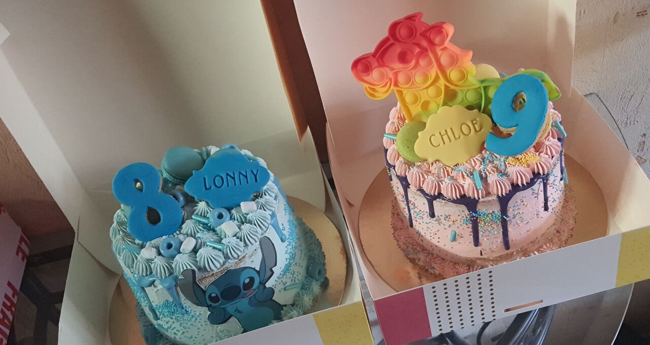 Un layercake thème stitch et un pop it pour un frère et une soeur