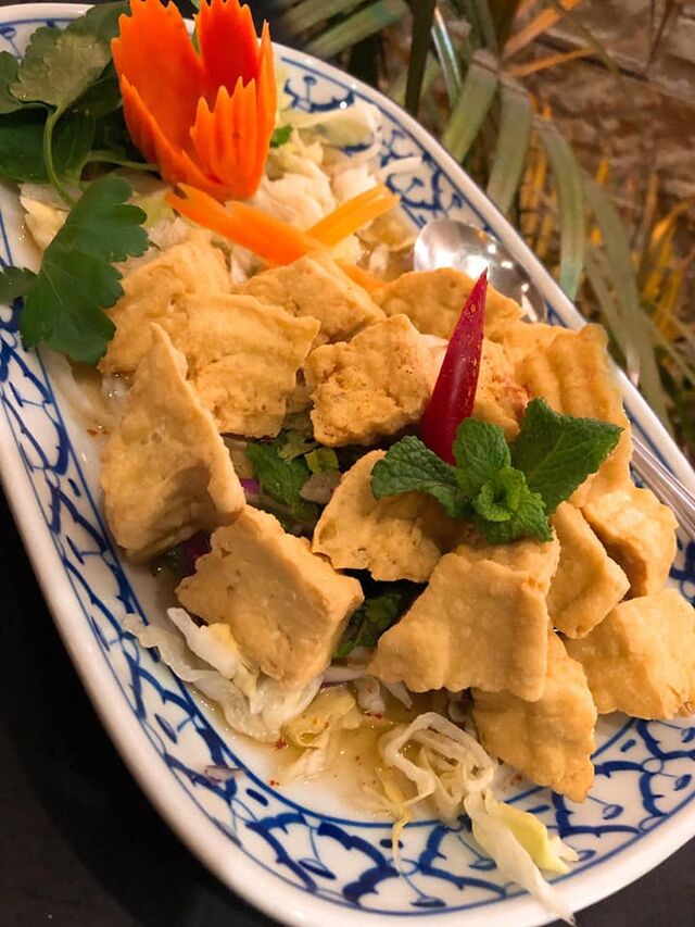 Larb Poukhoun mit Tofu - Laot. Nationalgericht, Zitronengras, exot. Kräutern, Chilli, roten Zwiebeln mit knuspr. Tofu (scharf)