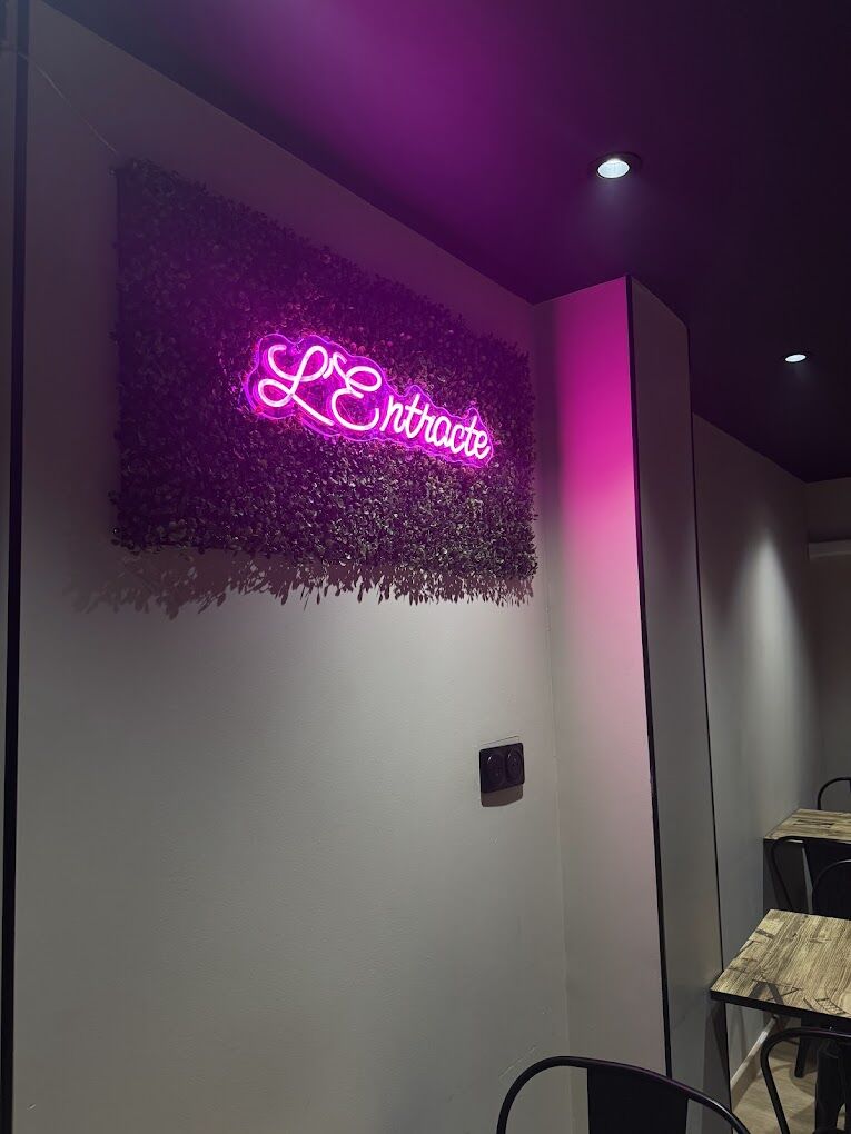 Le logo néon L’Entracte