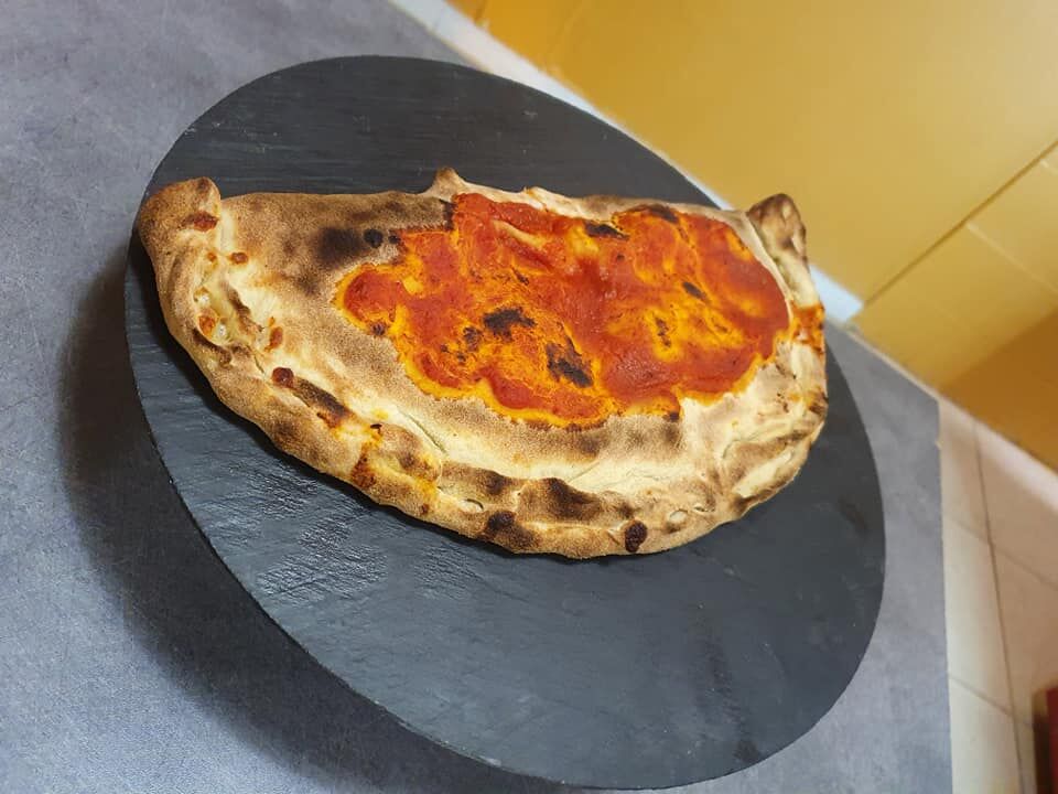 CALZONE:
Base tomate, champignons, jambon, jaune d'oeuf, mozza.