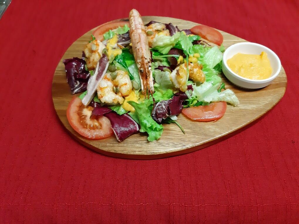 Salad Sagita with shrimps and homemade sauce.