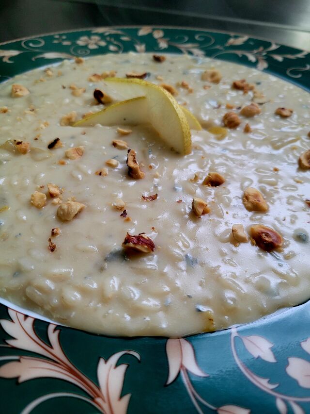 Risotto al erborinato di bufala, pere e nocciole tostate 