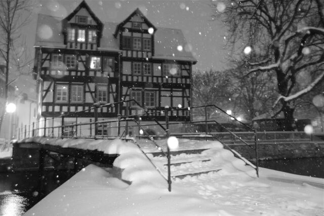 #Unser Haus im Schneegestöber #Hütergasse13 #Schneeflocken #Schneegestöber #Dämmchen #Erfurter Altstadt #Lichtspiel #Holzbrücke 