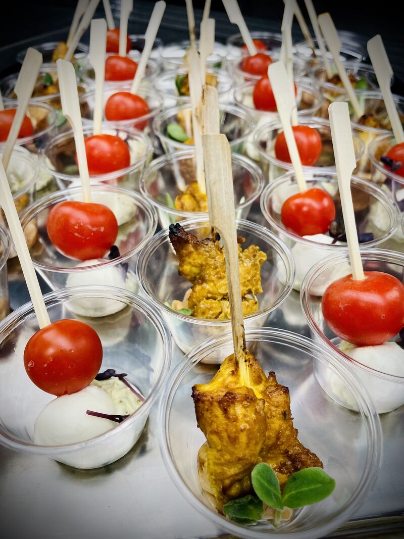 Tomate-Mozzarella & Hähnchen-Saté Spieße