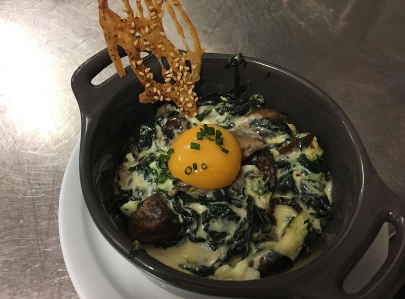 Oeuf cocotte sur jeunes pousses d'épinards aux champignons des bois
