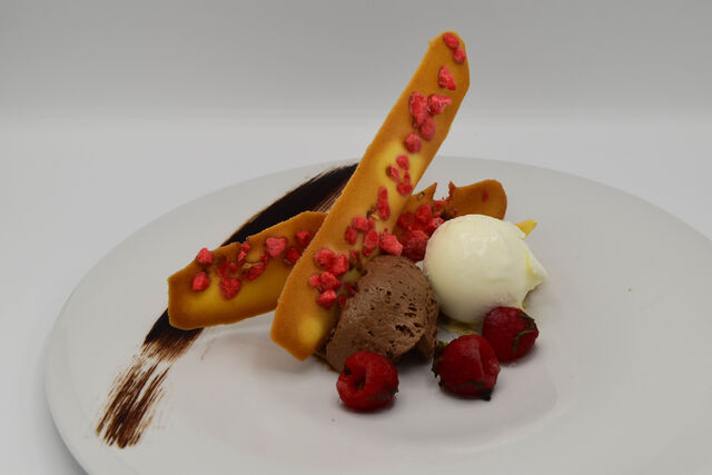 Langues de chat aux pralines roses, mousse chocolat, framboises infusées aux herbes, glace yaourt