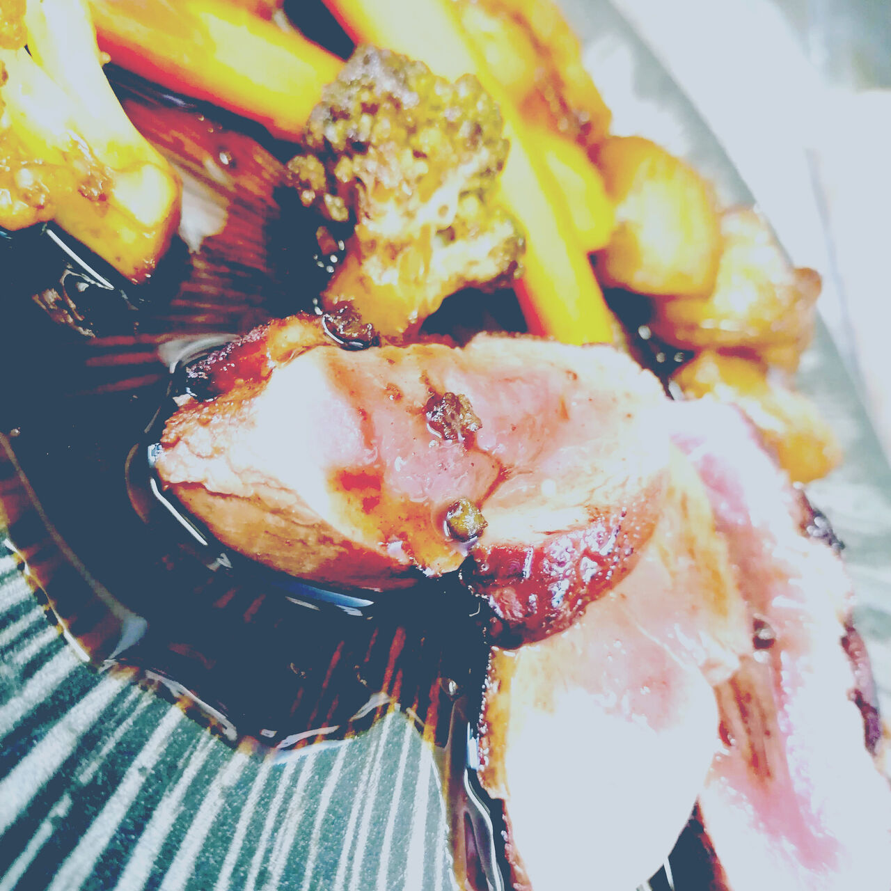 Magret au miel, petits légumes et pommes caramélisées.