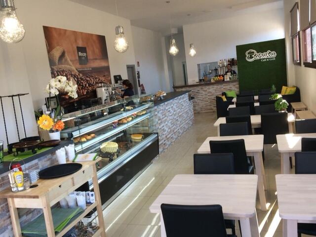 Contamos con un salón con aforo de 20 persona y una amplia terraza para más de 60 comensales.