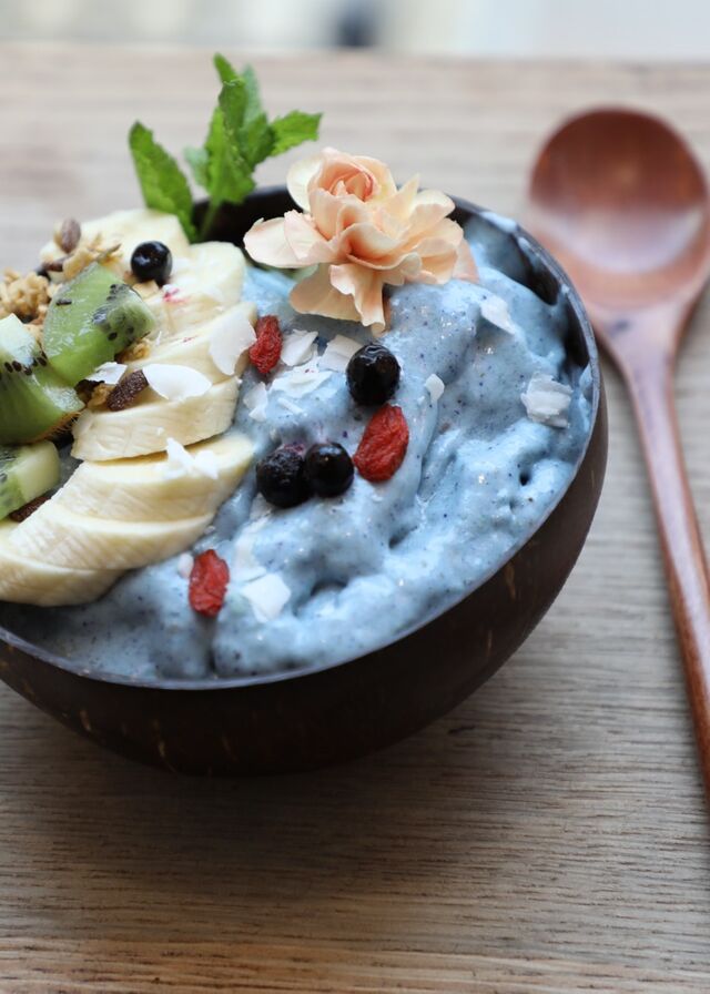 blue spirulina smoothie bowl