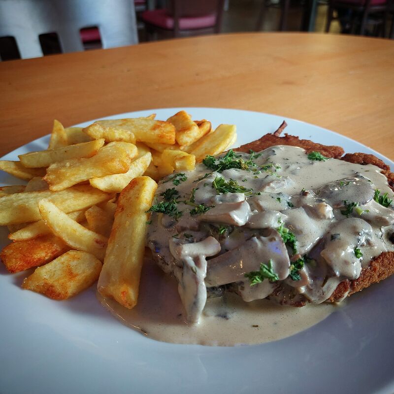 Bratling (vegetarisch) mit Champignonrahmsauce und Pommes