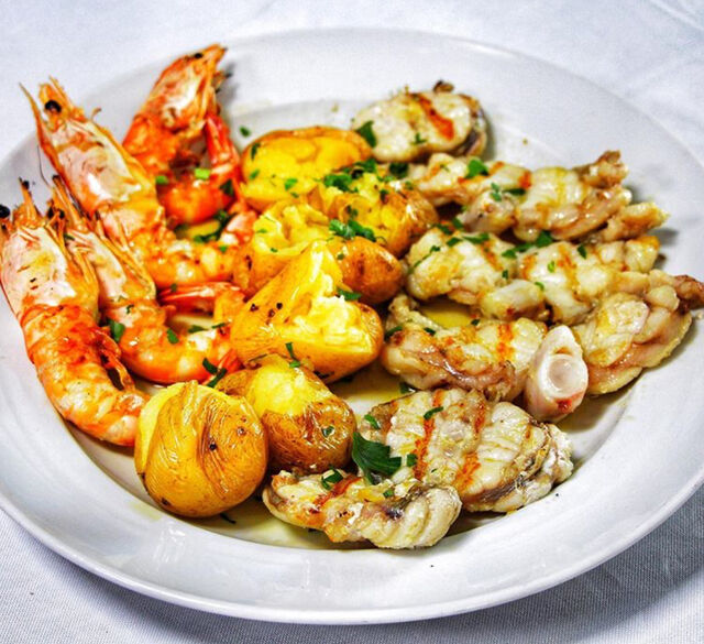 Costeletas de tamboril com gambas.