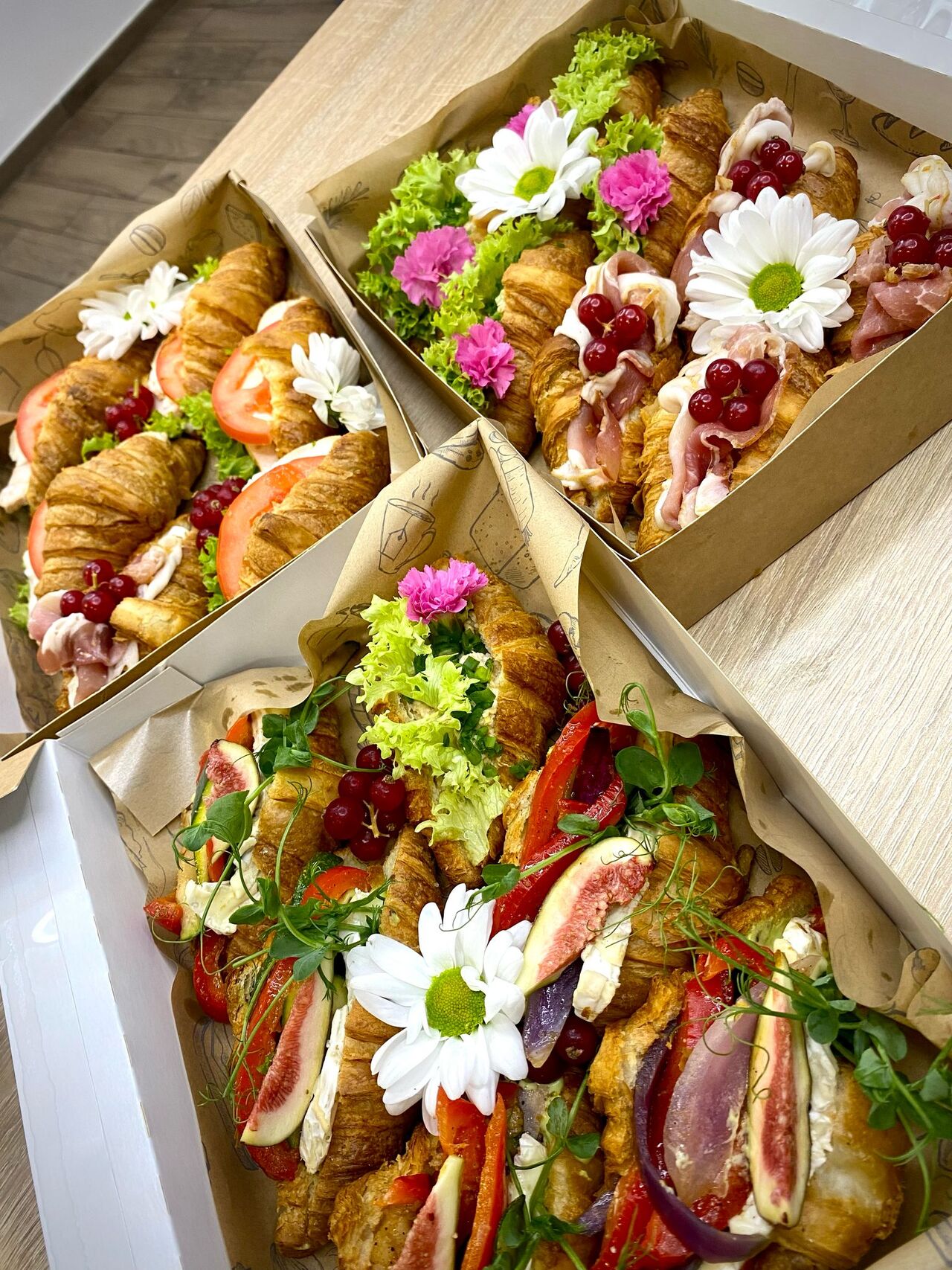 Box mini croissantów