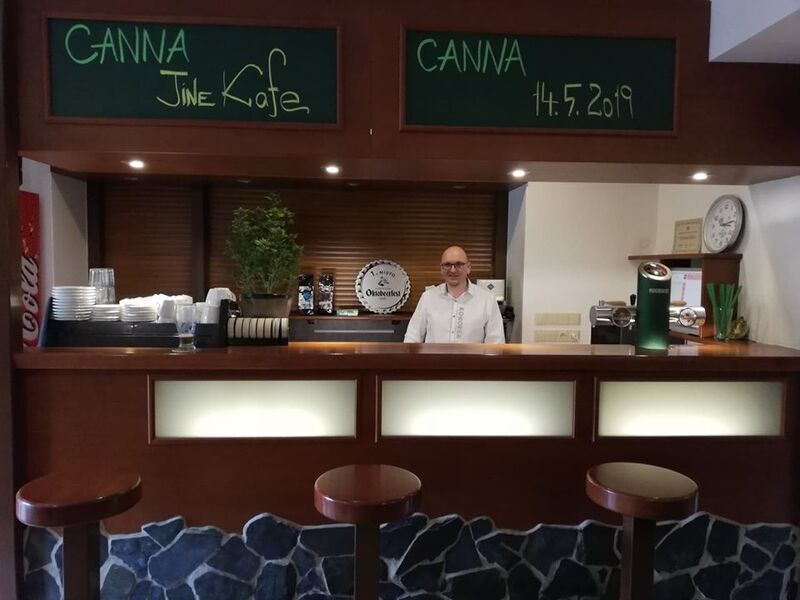 Náš barman Bárt za barem během CANNA přednášky. 