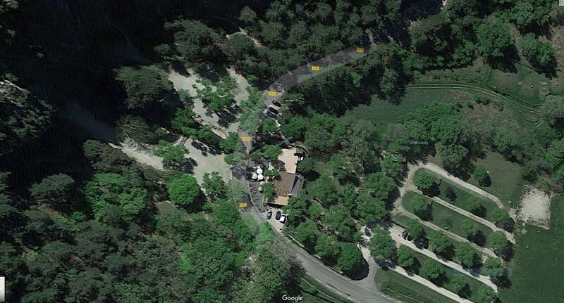 Un lieu au milieu de la nature - Grand parking bus à proximité
