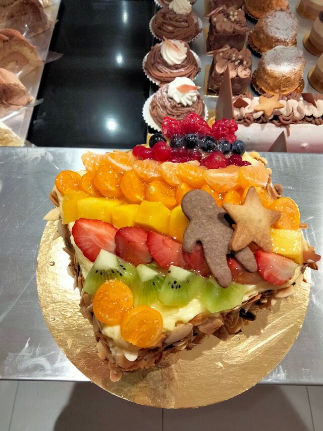 le domino, bscuit a l'amande, coulis de framboises, mousse diplomate, et fruits sur le dessus