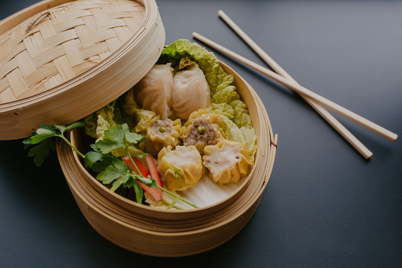 Huisgemaakte dim sum mix gestoomd in een bamboemandje - (Varkensvlees, kip en garnalenpastei)