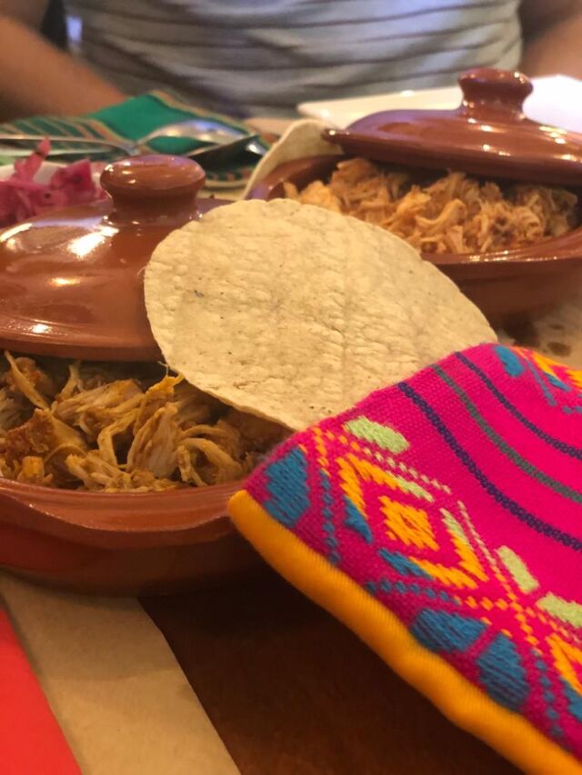 Tacos de Cochinita Pibil y Tinga de Pollo 