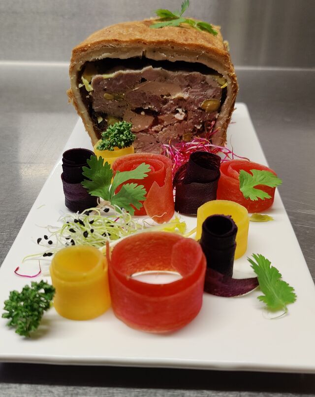 Pâté en croûte, foie gras, morilles & pistaches