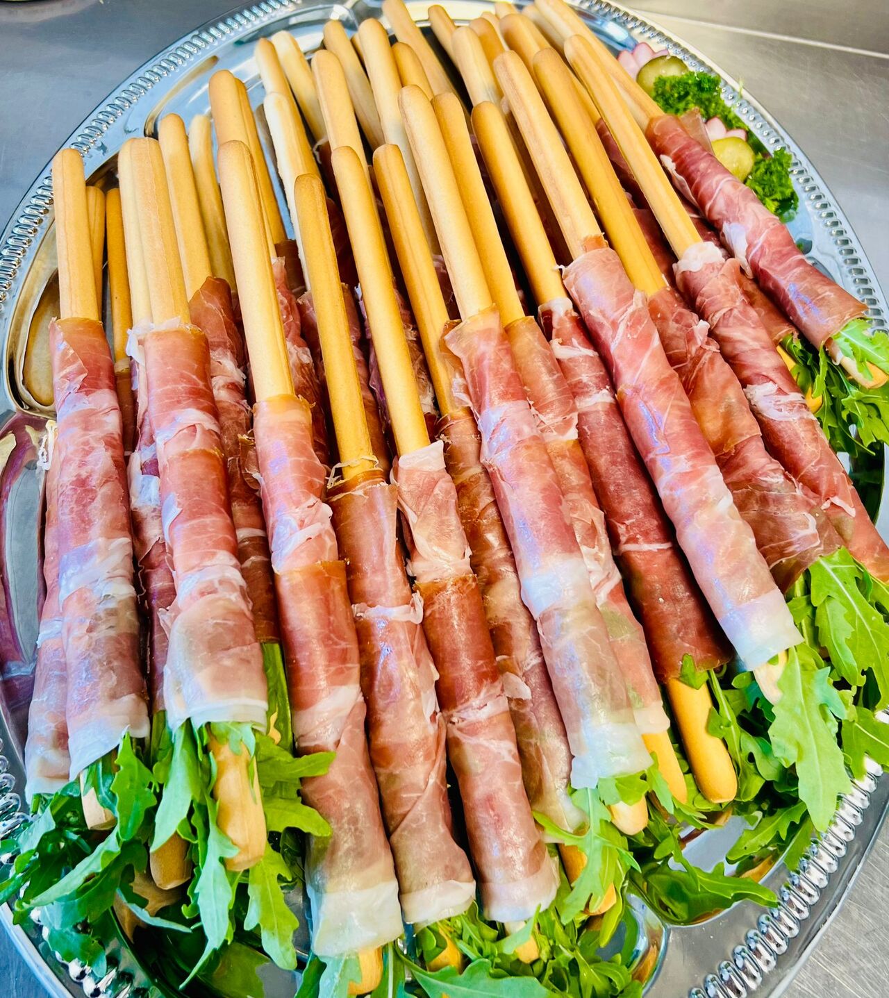 Grissini mit Parmaschinken und Rucola ummantelt