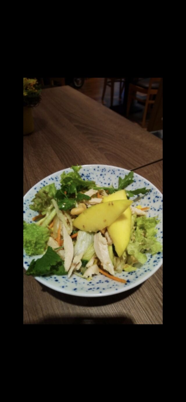Grüne Salat mit Hähnchen streifen und Mango serviert mit vietnamesischen Dressing 