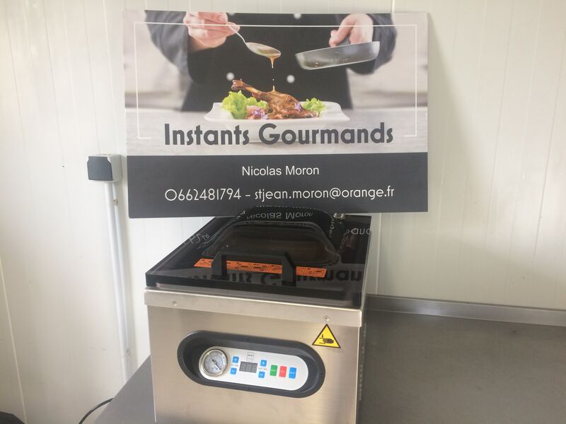 Grâce à notre machine sous vide, nous pouvons fabriqués et livrés nos plats en toute sécurité sanitaire.