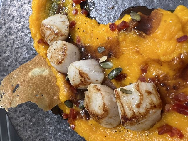 Les Saint Jacques à la Plancha, Jus Corsé, Chorizo Ibérique et Mousseline de Potimarron