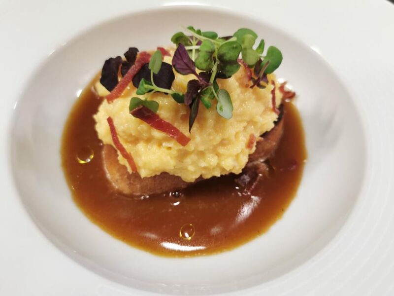 Œuf brouillé et huile truffée sur pain perdu