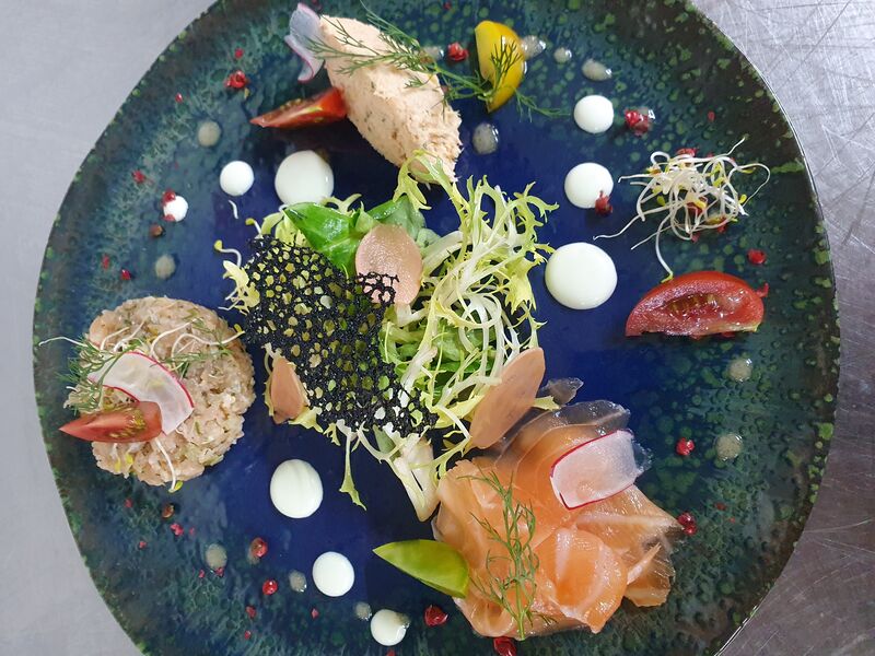 Saumon en trois façons, fumé aux baies roses, tartare au gingembre, rillettes à l’aneth